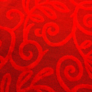 Tulle avec des motifs d'arabesques rouge ton sur ton (zoom)