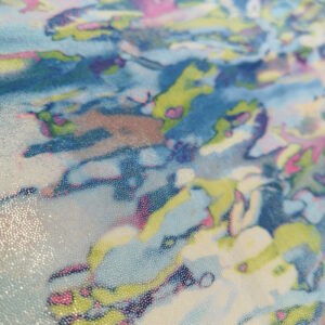 Lycra avec un effet brillant mouillé. Motif rappelant des flaques d'eau.