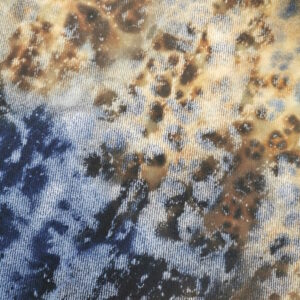 Tissu Lycra effet vieilli bleu jean avec des taches marron/kaki style zombie