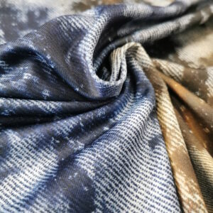 Tissu Lycra effet vieilli bleu jean avec des taches marron/kaki style zombie