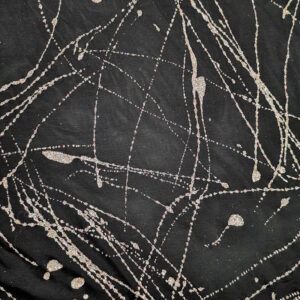 tulle résille noir avec motif à paillette argent et multicolore en forme de tache de peinture