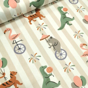 Tissu à rayure, avec par dessus des motifs d'animaux du cirque portant des ballons, des sucreries ou sur des monocycles.