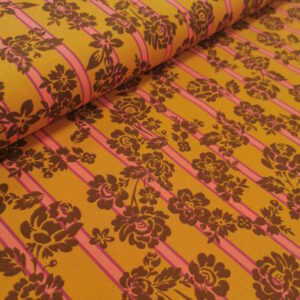 tissu a rayures avec des motifs de fleurs par dessus