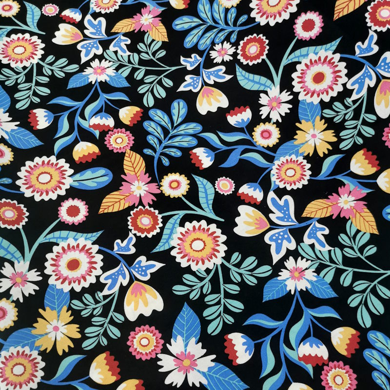 Javanaise Popeline noire avec des motifs de fleurs très colorés et vifs
